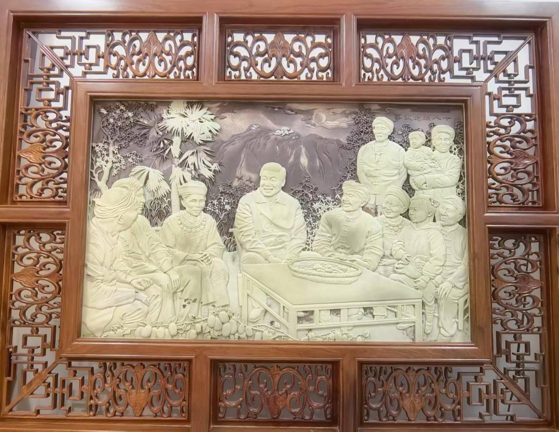 非遗传承人佘军老师创作的 菊花石雕 《总书记在十八洞村》