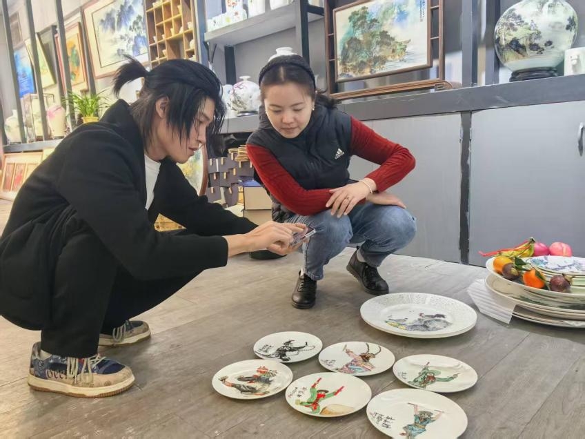 与潮彩非遗传承人 黄岸然先生沟通、交流