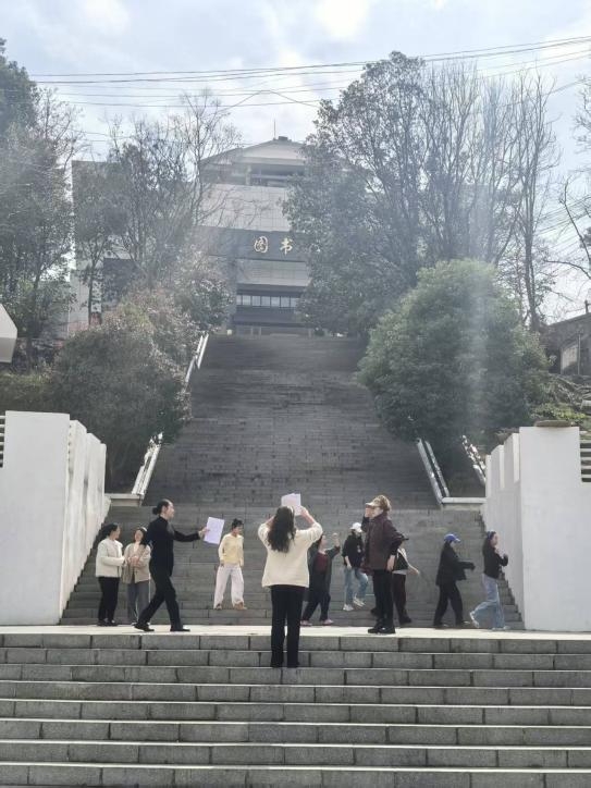 辰河高腔国家级非遗传承人 邓七枝老师在排练中