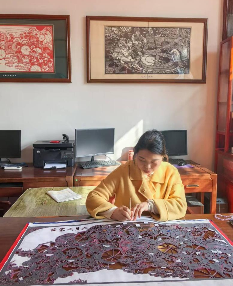泸溪县踏虎凿花传习所 非遗传承人 刘克梅正在制作踏虎凿花