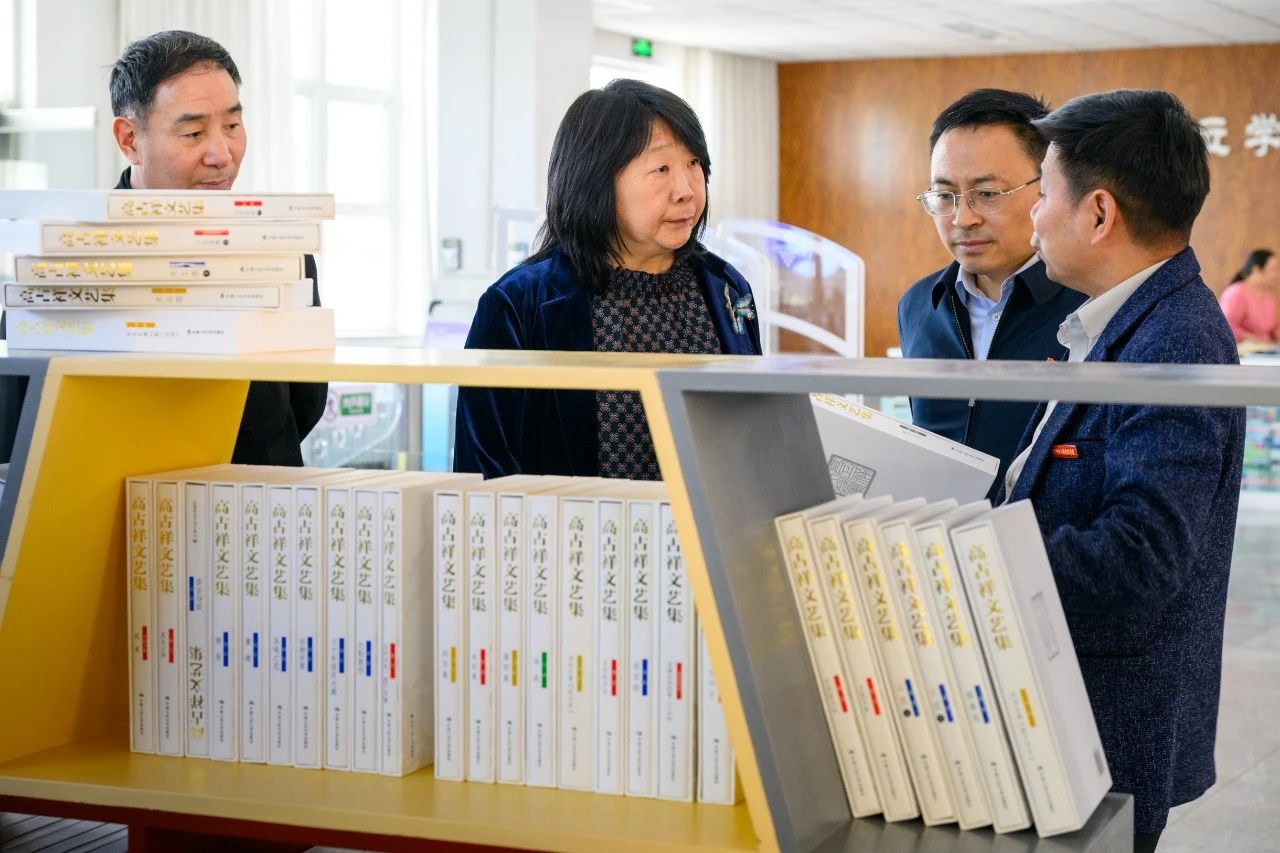 高青主任参观北京邮电大学世纪学院图书馆