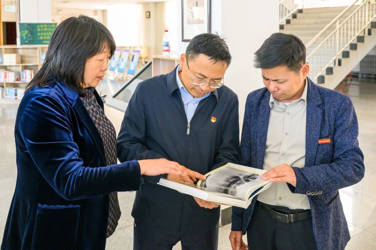 高青主任现场介绍《高占祥文艺集》的艺术分类